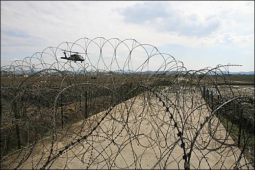 7일 오후 미군기지 확장예정지인 경기도 평택 대추리 들판에서 군헬기가 철조망을 투하한 뒤 이륙하고 있다. 